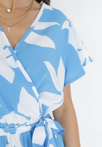 Born2be - Niebieska Plisowana Sukienka Maxi z Gumką w Pasie z Wiskozy w Kwiaty Rossemari. Kolor: niebieski. Materiał: wiskoza. Długość rękawa: krótki rękaw. Wzór: kwiaty. Sezon: lato. Typ sukienki: kopertowe. Długość: maxi #3