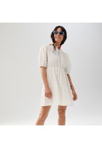 Sinsay - Sukienka mini ze wzorem - Kremowy. Kolor: kremowy. Długość: mini #1