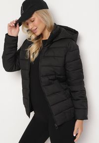 Born2be - Czarna Pikowana Kurtka ze Ściągaczem w Pasie i Odpinanym Kapturem Valentissa. Okazja: na co dzień. Kolor: czarny. Materiał: jeans. Styl: klasyczny, casual #5