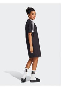 Adidas - adidas Sukienka codzienna Essentials 3-Stripes Single Jersey Boyfriend Tee Dress HR4923 Czarny Loose Fit. Okazja: na co dzień. Kolor: czarny. Materiał: bawełna. Typ sukienki: proste. Styl: casual #3