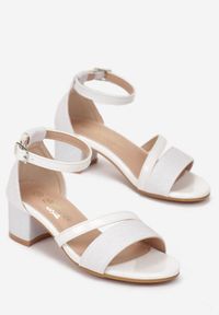 Born2be - Białe Lakierowane Sandały na Niskim Słupku z Brokatowymi Wstawkami Molmes. Okazja: na co dzień. Kolor: biały. Materiał: lakier. Styl: casual, elegancki #3