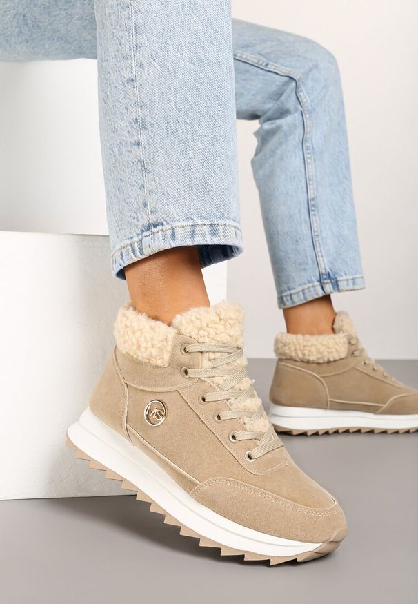 Born2be - Ciemnobeżowe Sneakersy z Imitacji Zamszu Mocno Ocieplane Futrem Metarilea. Okazja: na co dzień. Zapięcie: sznurówki. Kolor: beżowy. Materiał: zamsz, futro. Sezon: zima, jesień