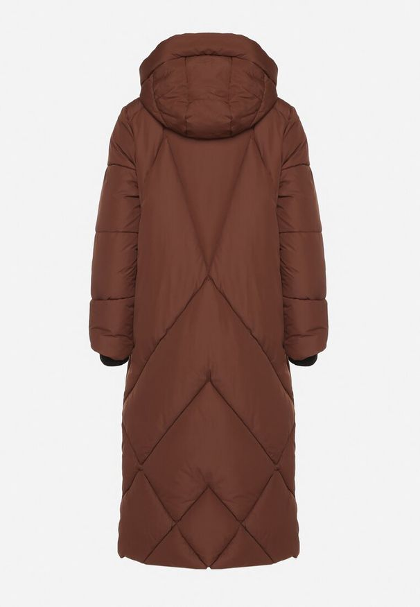 Born2be - Brązowa Pikowana Kurtka o Długim Pudełkowym Kroju z Kapturem i Kieszeniami Attesina. Okazja: na co dzień. Typ kołnierza: kaptur. Kolor: brązowy. Materiał: wełna, jeans. Długość: długie. Sezon: zima. Styl: casual, elegancki, klasyczny