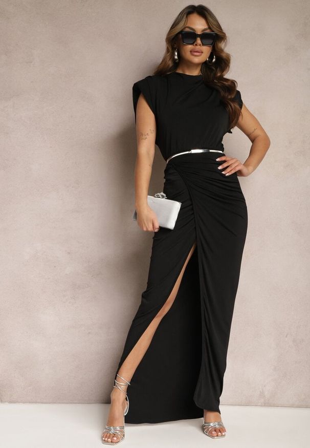 Renee - Czarna Dopasowana Sukienka Maxi z Rozcięciem i Poduszkami w Ramionach Racbba. Okazja: na imprezę. Kolor: czarny. Styl: glamour, elegancki. Długość: maxi