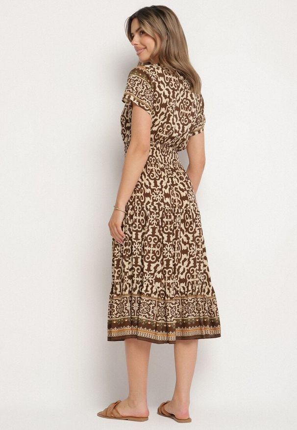 Born2be - Brązowa Bawełniana Sukienka z Guzikami i Ornamentnym Wzorem Zisselle. Kolor: brązowy. Materiał: bawełna