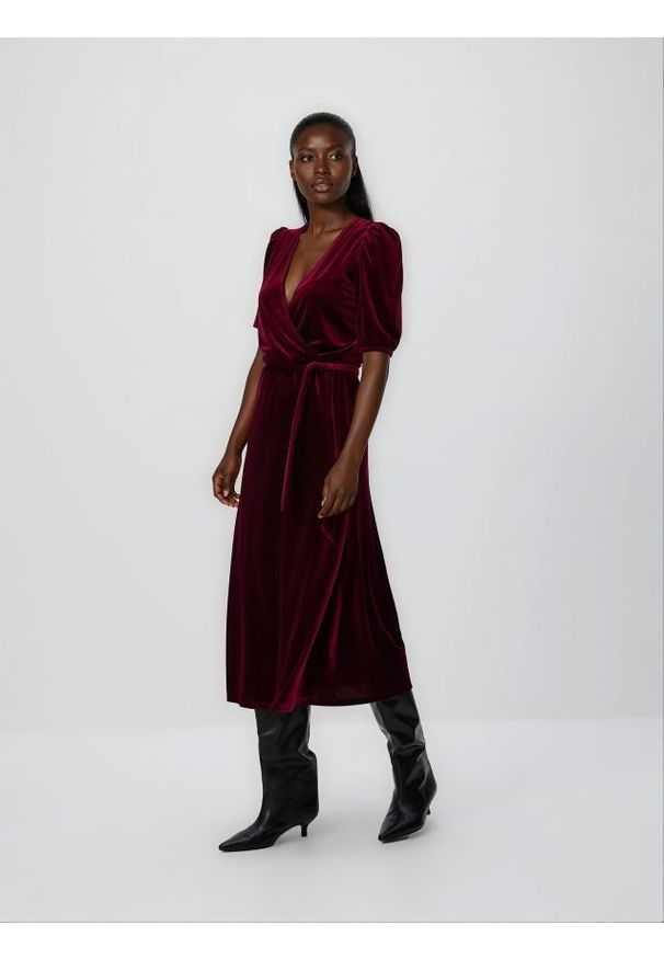 Reserved - Welurowa sukienka midi - bordowy. Kolor: czerwony. Materiał: welur. Styl: klasyczny. Długość: midi