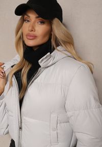 Renee - Jasnoszara Pikowana Kurtka z Nieodpinanym Kapturem o Krótkim Kroju Tinneira. Okazja: na spacer. Kolor: szary. Materiał: jeans. Długość rękawa: długi rękaw. Długość: krótkie. Styl: elegancki #5