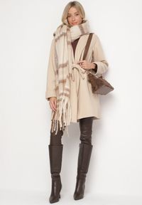 Born2be - Beżowy Płaszcz o Szlafrokowym Kroju z Marszczeniem w Talii i Wiązanym Paskiem Sartissa. Okazja: na co dzień. Kolor: beżowy. Materiał: jeans. Długość rękawa: długi rękaw. Długość: długie. Styl: casual, elegancki, klasyczny #4