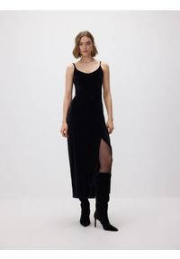 Reserved - Sukienka maxi z asymetrycznym rozcięciem - czarny. Kolor: czarny. Materiał: dzianina, welur. Typ sukienki: asymetryczne. Długość: maxi