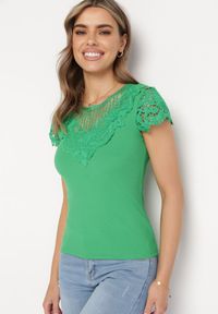 Born2be - Zielony T-shirt z Koronkową Wstawką z Prążkowanego Materiału Celalilena. Okazja: na spotkanie biznesowe, na co dzień. Kolor: zielony. Materiał: materiał, prążkowany, koronka. Styl: klasyczny, casual, elegancki, biznesowy #6