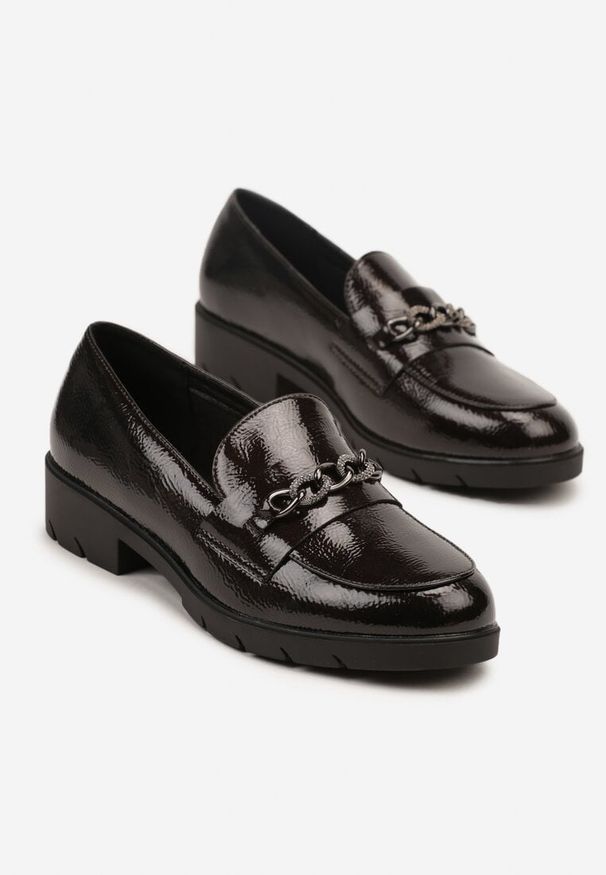 Born2be - Brązowe Lakierowane Mokasyny z Łańcuszkiem Arnarie. Okazja: na co dzień. Kolor: brązowy. Materiał: lakier. Styl: klasyczny, casual