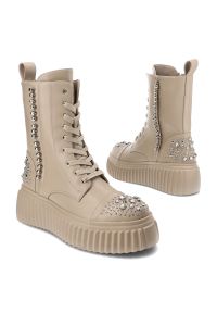 Beżowe Botki S.Barski Stylowe Obuwie Damskie Z Ozdobami. Okazja: na co dzień. Wysokość cholewki: przed kolano. Zapięcie: zamek. Kolor: beżowy. Szerokość cholewki: normalna. Wzór: aplikacja. Obcas: na platformie. Styl: elegancki #4