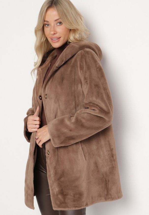 Born2be - Brązowa Kurtka ze Sztucznego Futerka z Kapturem Innalitha. Typ kołnierza: kaptur. Kolor: brązowy. Materiał: futro