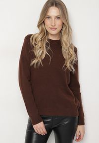 Born2be - Brązowy Klasyczny Sweter z Wełną Mailira. Okazja: do pracy, na co dzień. Kolor: brązowy. Materiał: wełna. Styl: klasyczny