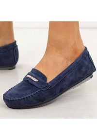 Granatowe skórzane mokasyny damskie S.Barski 7029. Okazja: na co dzień, na spacer. Nosek buta: okrągły. Zapięcie: bez zapięcia. Kolor: czarny. Materiał: skóra, zamsz. Szerokość cholewki: normalna. Sezon: wiosna, lato, jesień. Styl: casual, klasyczny, elegancki #1