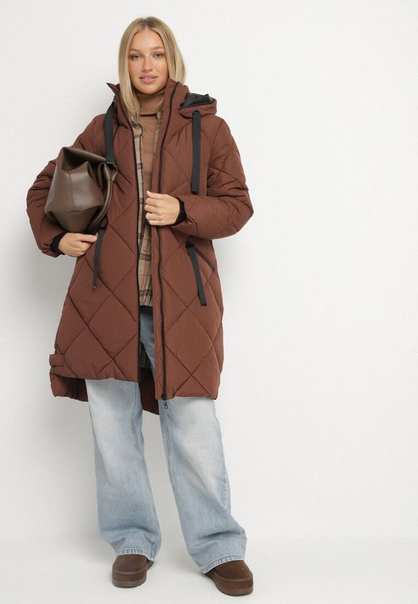 Born2be - Brązowa Kurtka z Kapturem i Kieszeniami w Kraciaste Pikowane Przeszycia Ettaline. Okazja: na co dzień. Typ kołnierza: kaptur. Kolor: brązowy. Materiał: jeans. Styl: elegancki, casual, klasyczny, sportowy