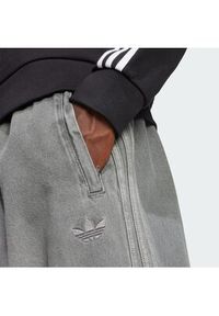 Adidas - adidas Jeansy adicolor Denim Stone JW5920 Szary Regular Fit. Kolor: szary #2