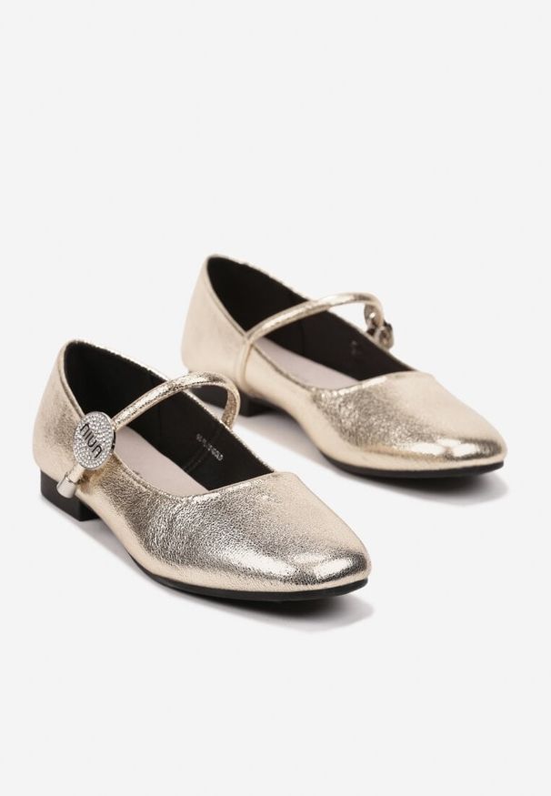 Born2be - Złote Płaskie Lakierowane Balerinki w Stylu Mary Jane ze Skórzaną Wkładką i Cyrkoniami Vailira. Okazja: na spotkanie biznesowe. Zapięcie: pasek. Kolor: złoty. Materiał: skóra, lakier. Wzór: aplikacja, paski. Styl: retro, klasyczny, biznesowy