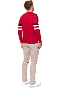 Wrangler - MĘSKI SWETER WRANGLER RETRO CREW SALSA RED W8635P3WN. Kolor: czerwony. Materiał: wełna. Styl: retro #5