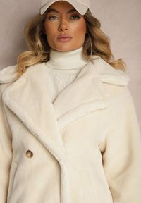 Renee - Jasnobeżowy Dwurzędowy Płaszcz z Futerkiem Zelirra. Okazja: na co dzień. Kolor: beżowy. Materiał: futro. Sezon: zima, jesień. Styl: elegancki, casual #5