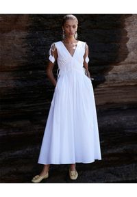 Tory Burch - TORY BURCH - Biała sukienka z wiązaniem. Kolor: biały. Materiał: bawełna. Długość rękawa: na ramiączkach. Długość: maxi #4