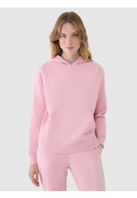 4f - 4F Bluza dresowa nierozpinana z kapturem damska - różowa L. Okazja: na co dzień. Typ kołnierza: kaptur. Kolor: różowy. Materiał: dresówka. Długość rękawa: raglanowy rękaw. Wzór: gładki, ze splotem. Styl: casual, sportowy #1