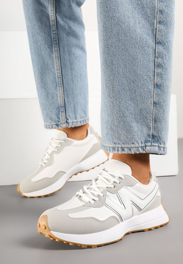 Renee - Biało-Szare Sneakersy z Przeszyciami i Ozdobnym Bieżnikiem Weonessa. Okazja: na co dzień. Kolor: biały. Materiał: jeans. Szerokość cholewki: normalna