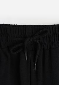 Renee - Czarne Spodnie High Waist ze Sznurkiem w Talii i Prostą Nogawką Raveann. Okazja: na spacer, na co dzień. Stan: podwyższony. Kolor: czarny. Wzór: aplikacja. Styl: casual #4
