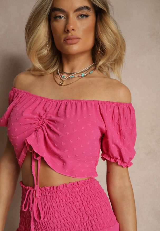 Renee - Fuksjowy Komplet z Ozdobnym Tłoczeniem Spódnico-Spodenki i Bluzka Hiszpanka Sarilessa. Kolor: różowy