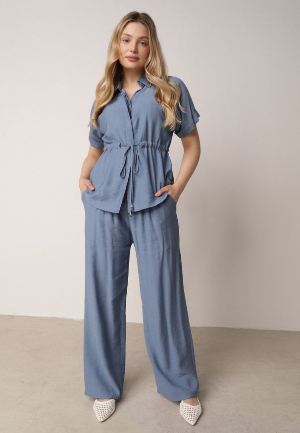 Born2be - Niebieski Wiskozowy Komplet Spodnie i Bluzka Koszulowa z Wiązaniem w Talii Irinryss. Kolor: niebieski. Materiał: wiskoza