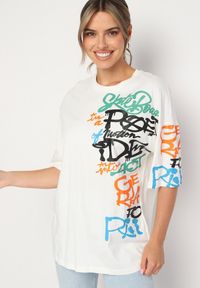 Born2be - Biała Koszulka z Bawełny Ozdobiona Nadrukiem Halconie. Okazja: na co dzień. Kolor: biały. Materiał: bawełna. Wzór: aplikacja, nadruk. Styl: casual