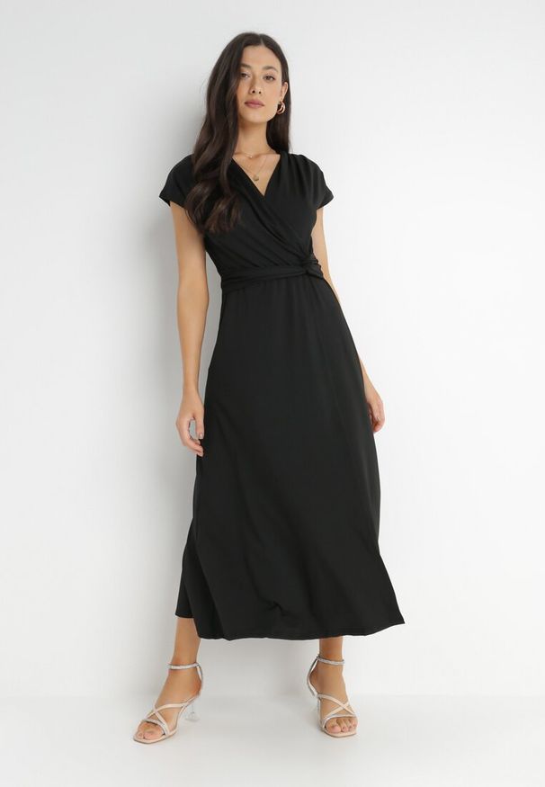 Born2be - Czarna Sukienka Kopertowa Chloriera. Okazja: na imprezę. Kolor: czarny. Materiał: tkanina. Długość rękawa: krótki rękaw. Wzór: gładki, jednolity. Typ sukienki: kopertowe. Styl: elegancki. Długość: maxi