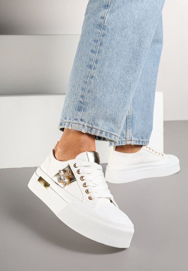 Renee - Białe Trampki na Platformie z Biżuteryjną Aplikacją Gonessa. Okazja: na co dzień. Kolor: biały. Materiał: jeans. Wzór: aplikacja. Obcas: na platformie. Styl: klasyczny, elegancki, casual