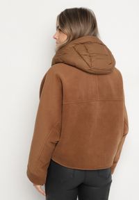 Born2be - Brązowa Przejściowa Kurtka z Rękawami Typu Nietoperz i Kapturem Alinee. Okazja: na spacer. Kolor: brązowy. Materiał: jeans. Sezon: jesień, wiosna. Styl: klasyczny #3