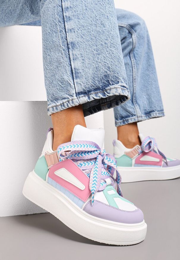 Born2be - Biało-Fioletowe Sneakersy na Grubej Podeszwie z Ozdobnymi Sznurówkami Edidda. Okazja: na co dzień. Nosek buta: okrągły. Zapięcie: sznurówki. Kolor: biały. Materiał: jeans. Obcas: na obcasie. Wysokość obcasa: niski