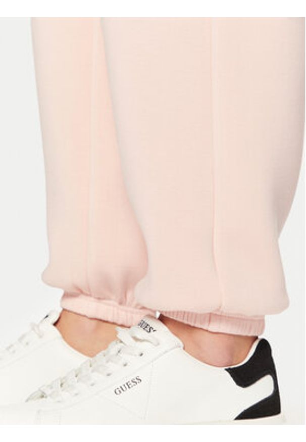 Guess Spodnie dresowe V4BB13 K7UW2 Różowy Regular Fit. Kolor: różowy. Materiał: wiskoza