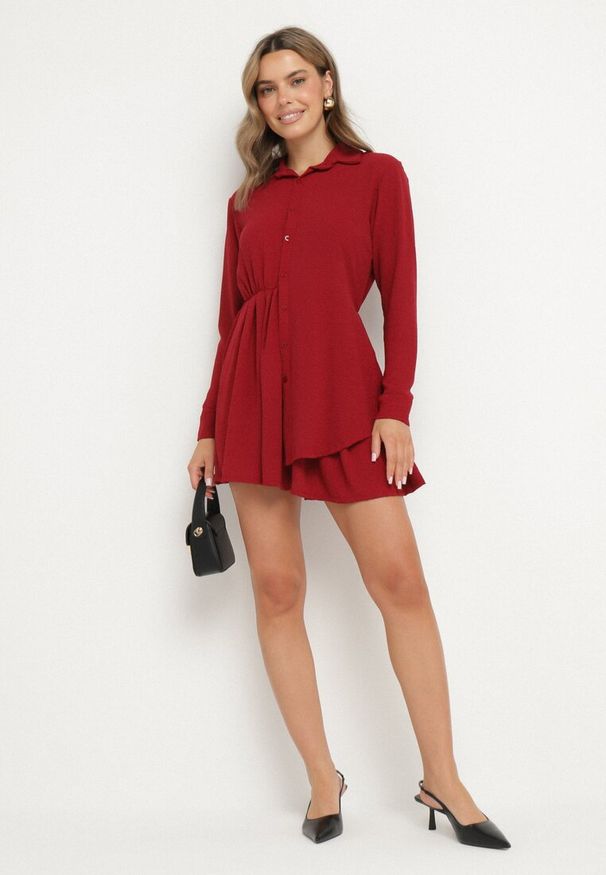 Born2be - Bordowa Asymetryczna Sukienka o Koszulowym Kroju z Gumką w Talii Elodina. Kolor: czerwony. Długość rękawa: długi rękaw. Typ sukienki: asymetryczne, koszulowe. Styl: elegancki, sportowy
