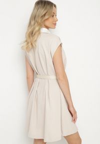 Born2be - Jasnobeżowa Wiskozowa Sukienka Rozkloszowana z Koszulowym Kołnierzykiem i Paskiem Aluella. Okazja: na co dzień, na spotkanie biznesowe. Typ kołnierza: kołnierzyk koszulowy. Kolor: beżowy. Materiał: wiskoza. Długość rękawa: krótki rękaw. Typ sukienki: koszulowe. Styl: biznesowy, casual, elegancki #5