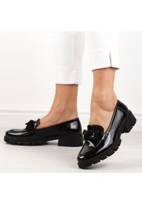 Czarne lakierowane mokasyny damskie z misiem M.Daszyński 23106-1. Okazja: na co dzień, na spacer. Kolor: czarny. Materiał: lakier, skóra. Szerokość cholewki: normalna. Sezon: jesień, wiosna, lato. Styl: klasyczny, casual, elegancki #1