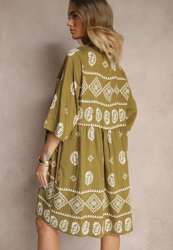 Renee - Ciemnozielona Sukienka z Wiskozy w Stylu Boho Virisna. Okazja: na imprezę, na spacer, na co dzień. Typ kołnierza: dekolt w kształcie V. Kolor: zielony. Materiał: wiskoza. Wzór: kolorowy, aplikacja. Sezon: lato. Styl: boho