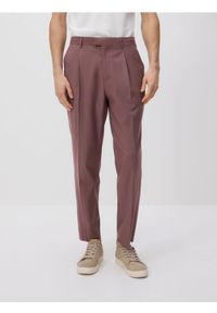 Reserved - Spodnie chino carrot - jasnofioletowy. Kolor: fioletowy. Materiał: wiskoza, tkanina #1
