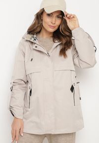 Born2be - Jasnobeżowa Kurtka Parka z Kapturem i Kieszeniami z Możliwością Ściągnięcia w Talii Kailisse. Okazja: na co dzień. Typ kołnierza: kaptur. Kolor: beżowy. Materiał: jeans. Styl: casual, klasyczny #1