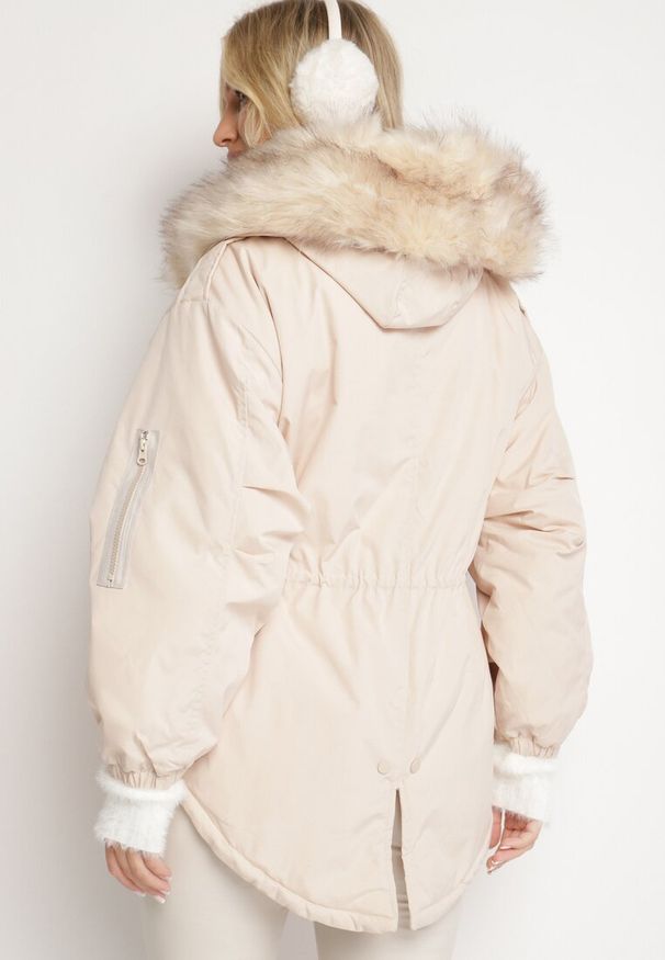 Born2be - Beżowa Kurtka Parka Oversize z Futerkiem Mitto. Kolor: beżowy. Materiał: futro. Długość rękawa: długi rękaw. Długość: długie. Sezon: zima, jesień. Styl: klasyczny, elegancki