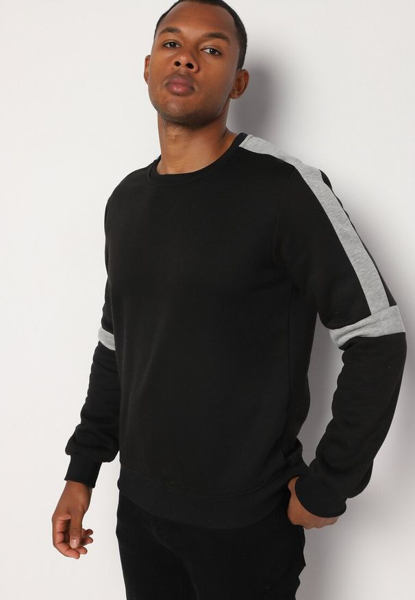 Born2be - Czarna Bluza z Bawełną Wykończona Paskami i Ściągaczami Mevara. Okazja: na co dzień. Kolor: czarny. Materiał: bawełna. Długość rękawa: długi rękaw. Długość: długie. Wzór: aplikacja. Styl: casual, sportowy