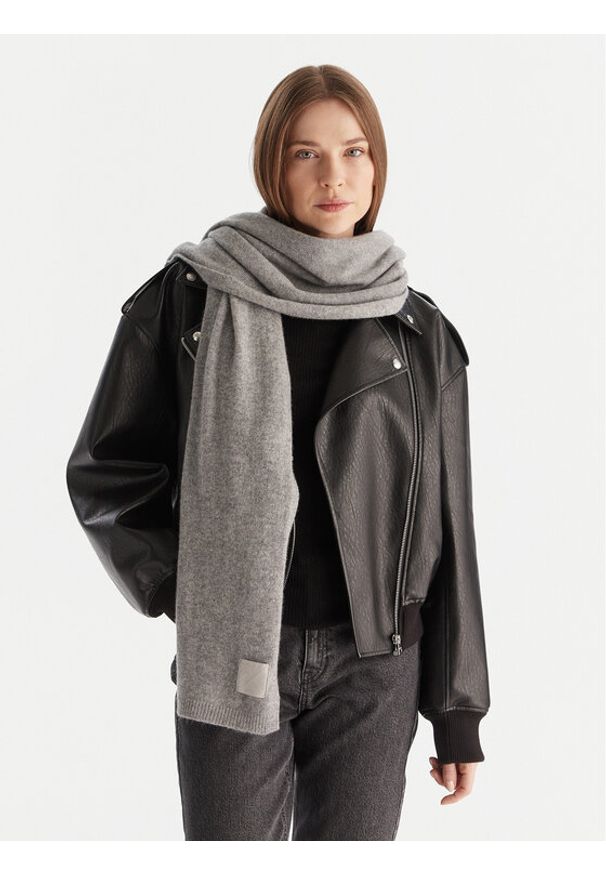 Calvin Klein Szalik Emblem LV04D8014G Szary. Kolor: szary. Materiał: kaszmir, materiał