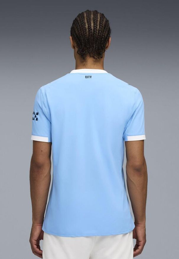 Puma - Męska autentyczna koszulka domowa Manchester City 25/26 PUMA. Kolor: biały, wielokolorowy, niebieski. Wzór: aplikacja, paski