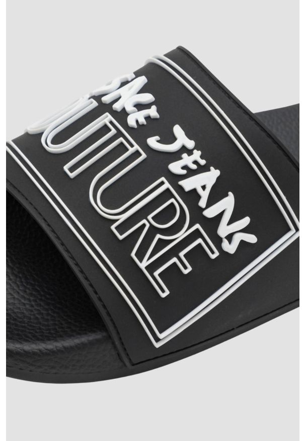 Versace Jeans Couture - VERSACE JEANS COUTURE Czarne klapki Fondo Slide DIS. SQ3, Rozmiar 43. Kolor: czarny