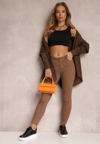 Renee - Ciemnobrązowe Spodnie Skinny Eulalia. Kolor: brązowy. Materiał: tkanina. Długość: długie. Wzór: gładki. Styl: klasyczny #1