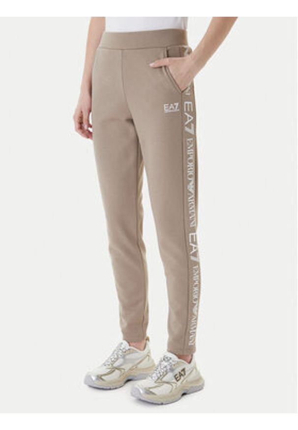 EA7 Emporio Armani Dres 7W000116 AF10443 U6167 Beżowy Regular Fit. Kolor: beżowy. Materiał: syntetyk