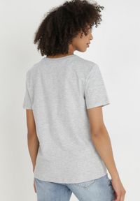 Born2be - Jasnoszary T-shirt Keatris. Kolor: szary. Materiał: bawełna, dzianina. Długość rękawa: krótki rękaw. Długość: krótkie #3